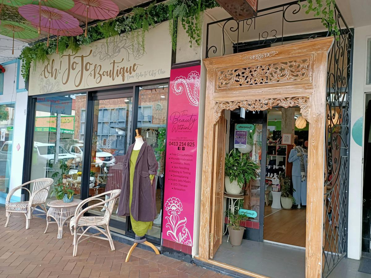 Beautiful Shopfront with display Window changing weekly.b