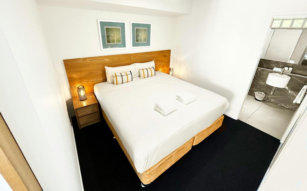 1 Bedroom  Apartment (walk-in Shower) Ocean, town, hinterland view