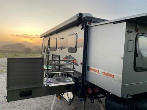 Deluxe Hybrid Caravans