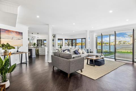 Opulent Canal-Front Retreat