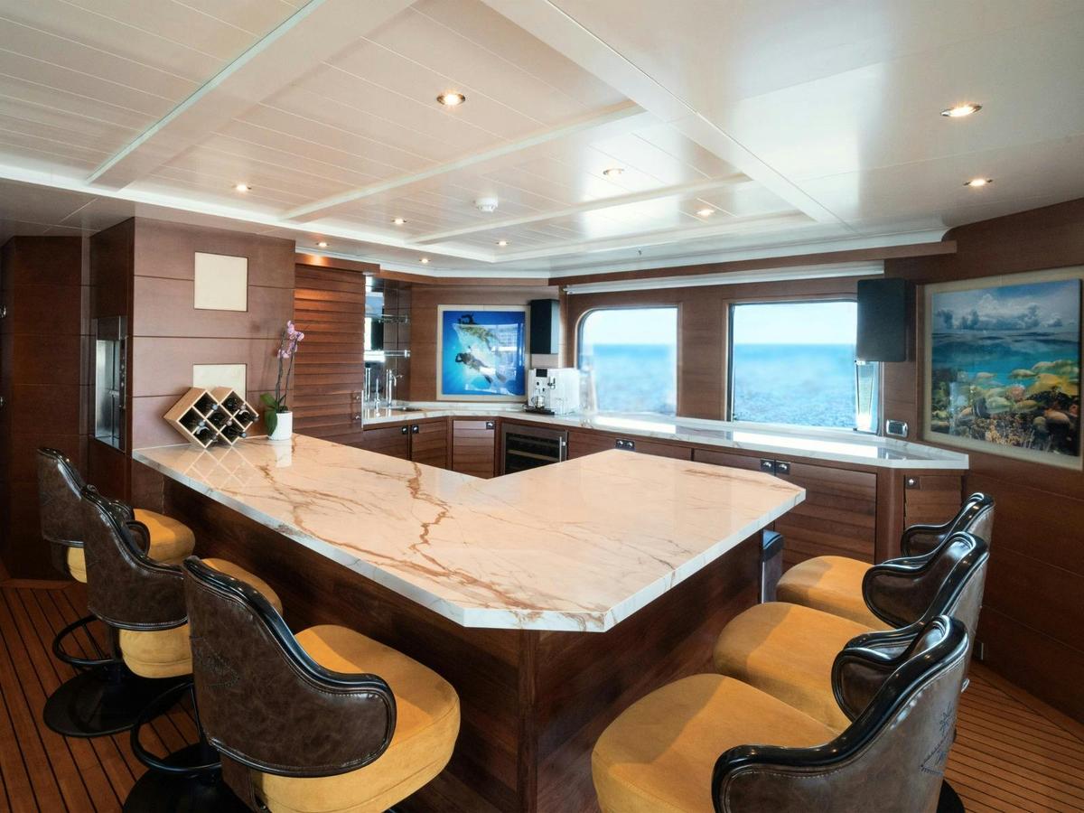 M.Y Beluga, Bar
