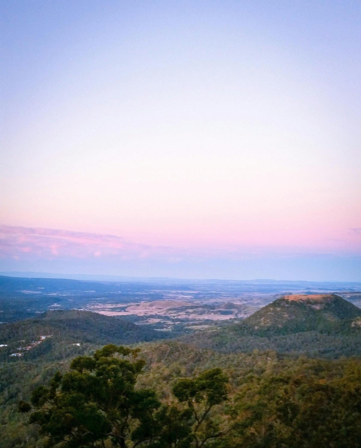 Views from Picnic Point to Tabletop Mountain