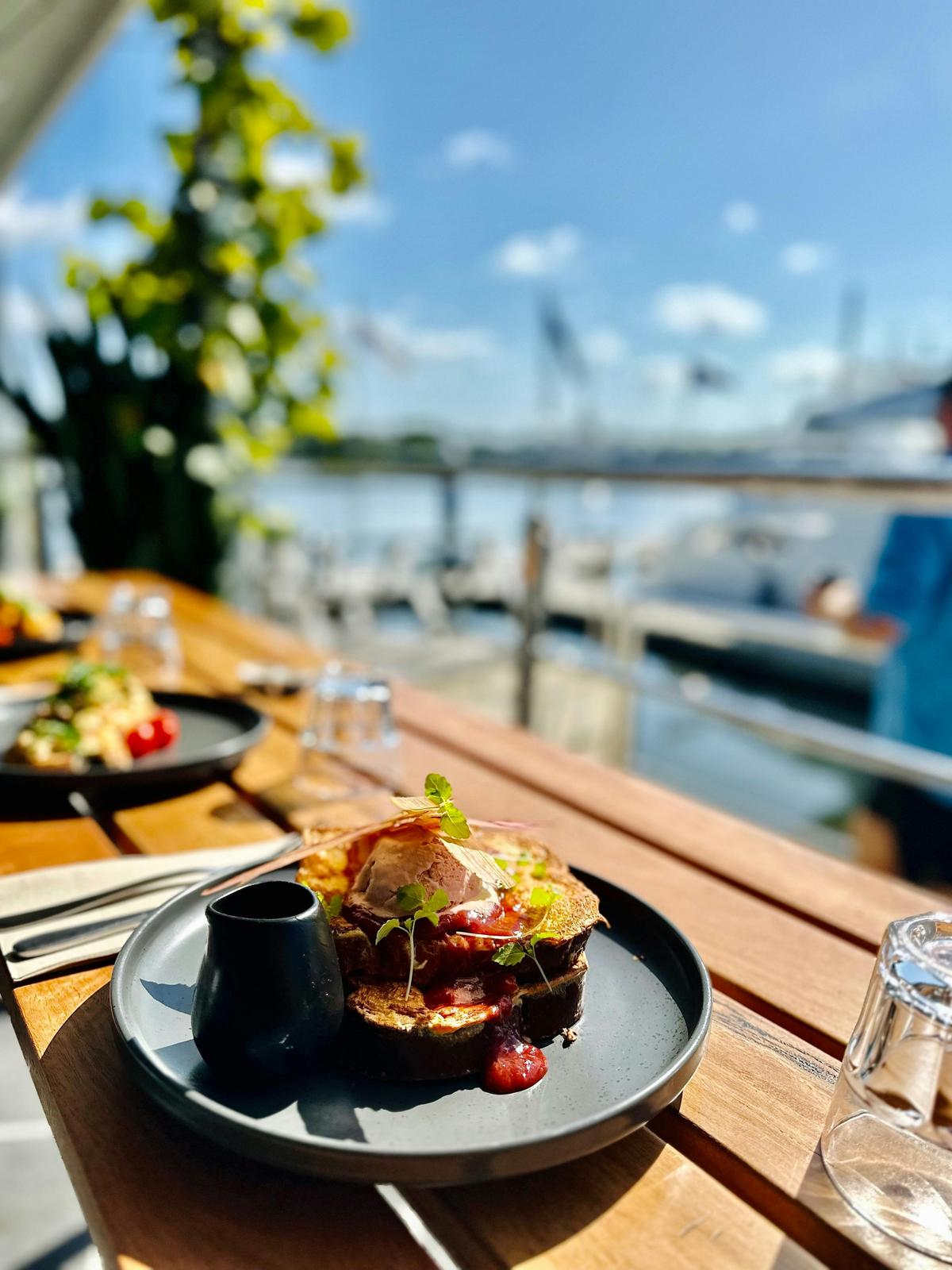 Breakfast by the river