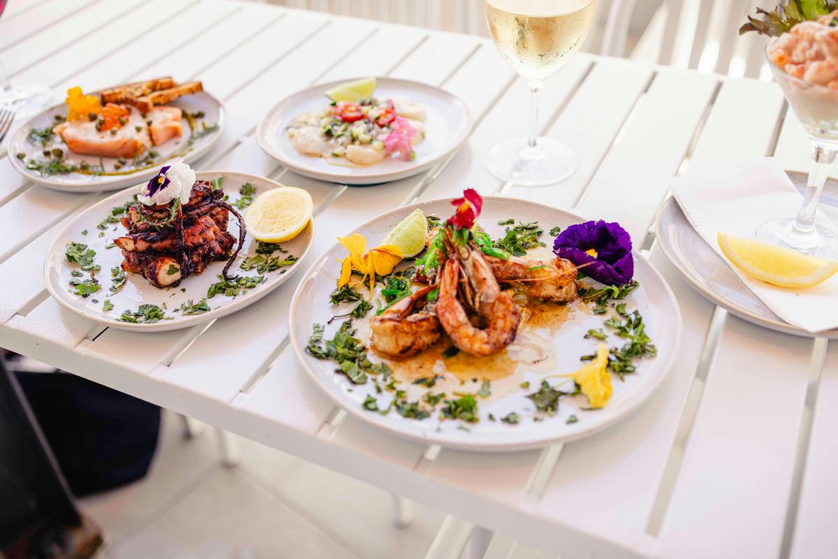 Alfresco dining - fresh seafood