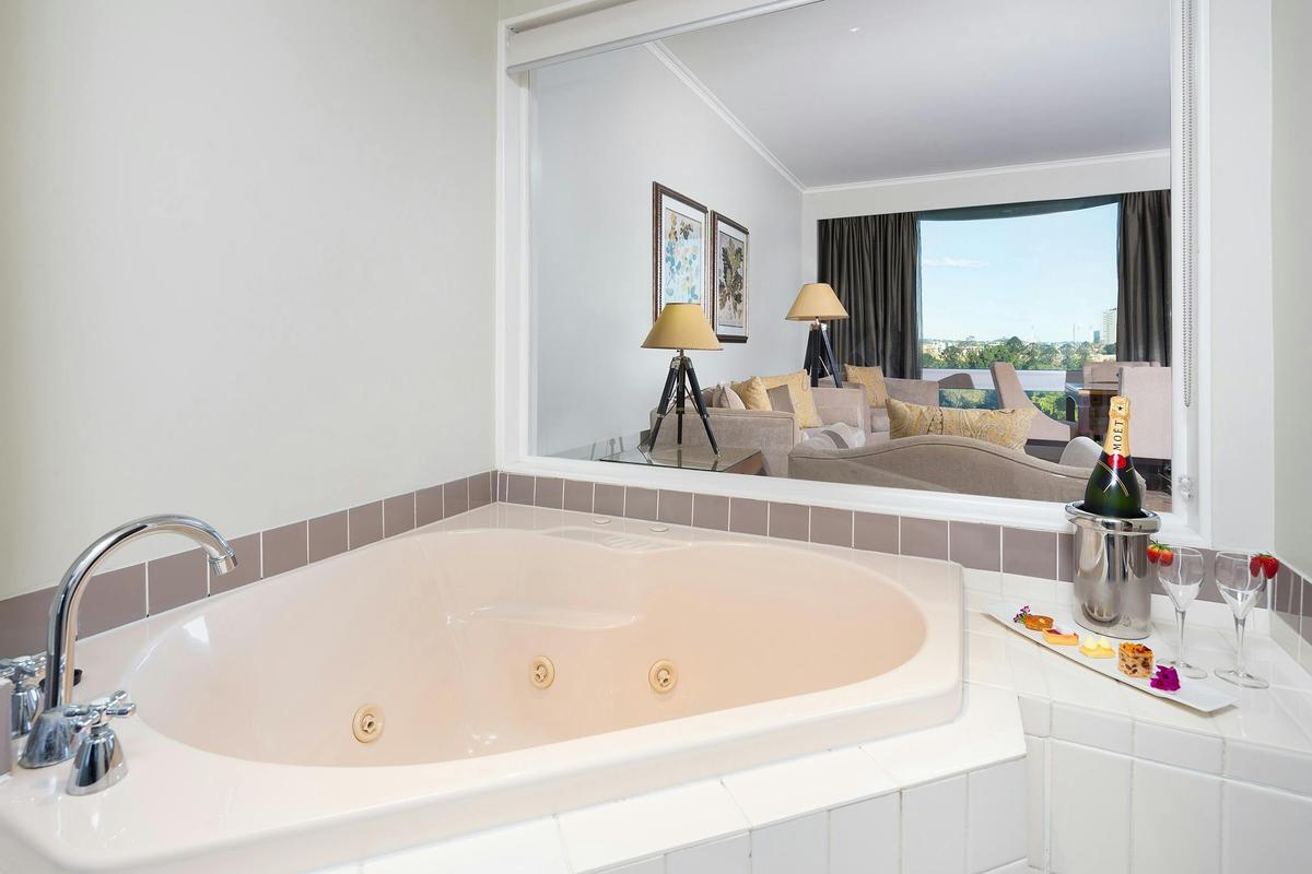 Deluxe Spa Suite