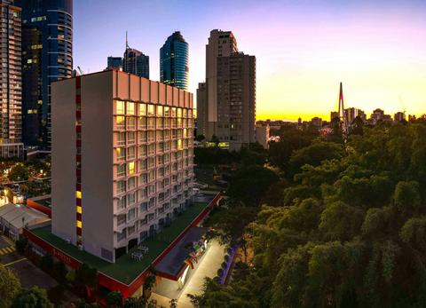 Royal On The Park Hotel and Suites