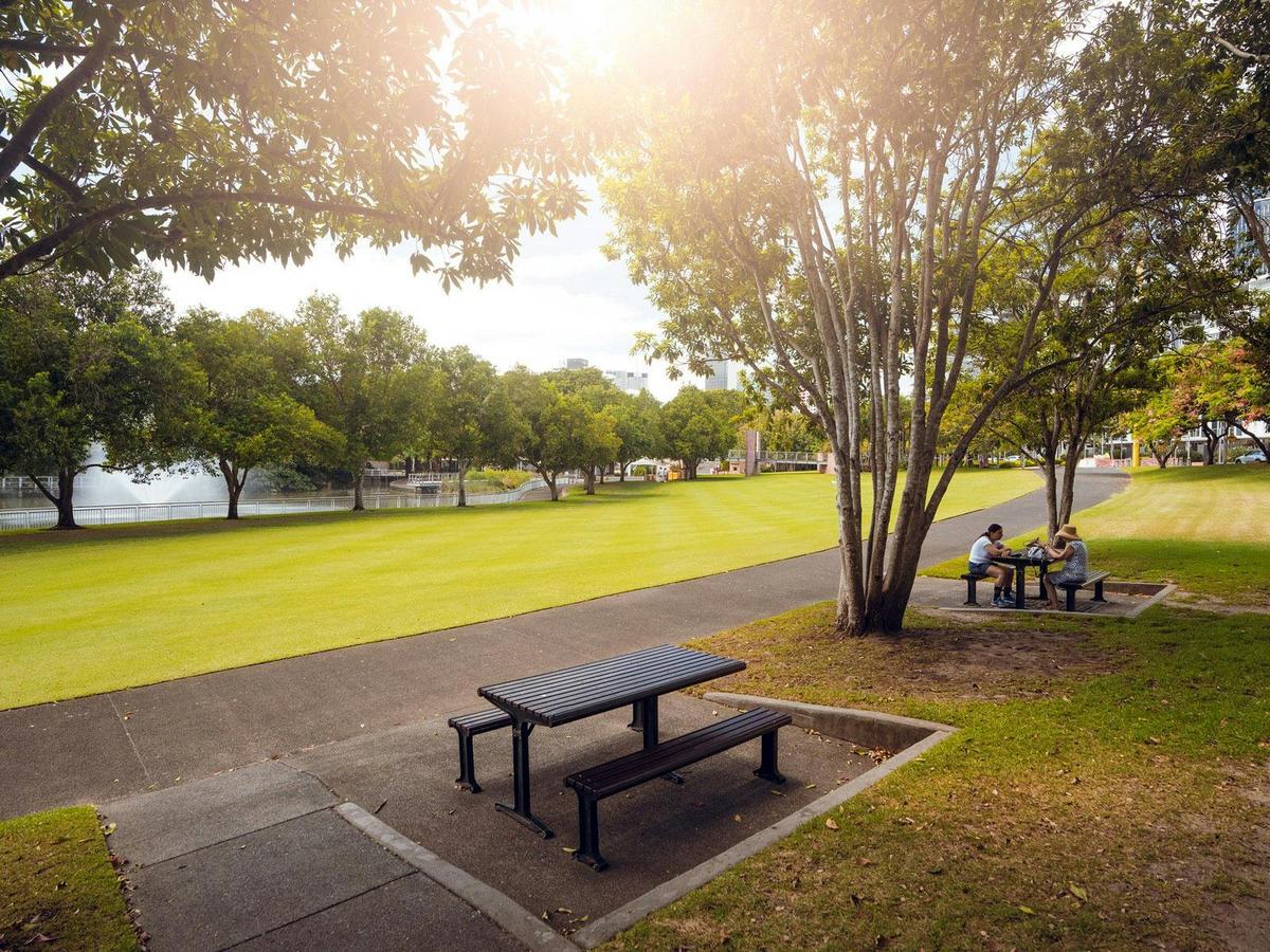 Lakeside Lawn Roma Street Parkland