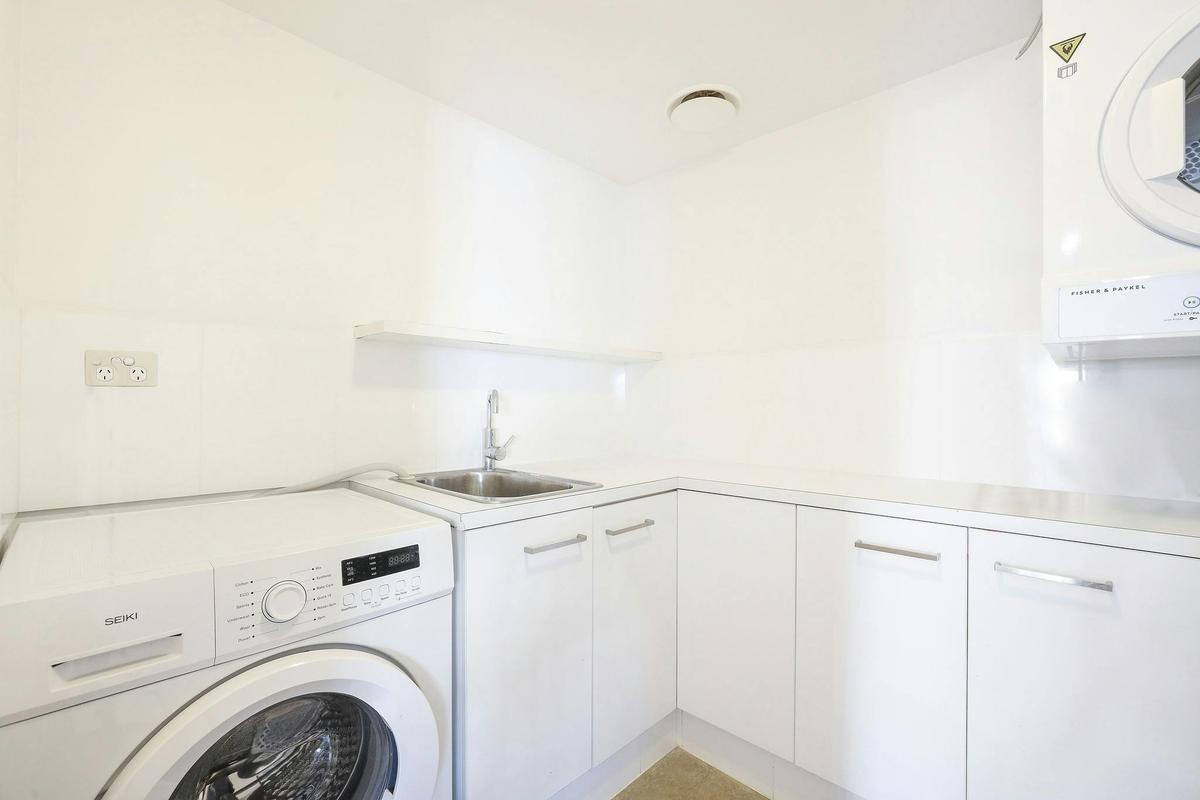 Family-Sized 4-bedroom Sub-Penthouse Level 62 with City and Ocean Views– Q1 Surfers Paradise