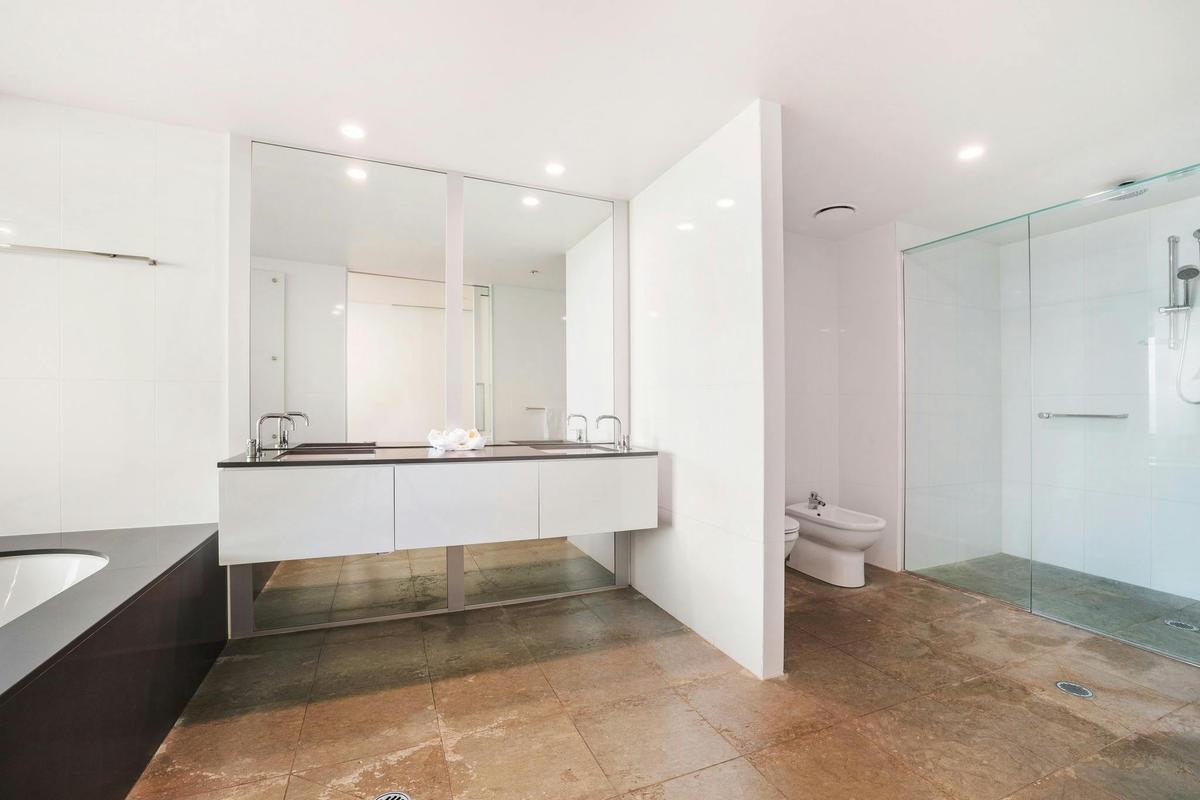 Family-Sized 4-bedroom Sub-Penthouse Level 62 with City and Ocean Views– Q1 Surfers Paradise