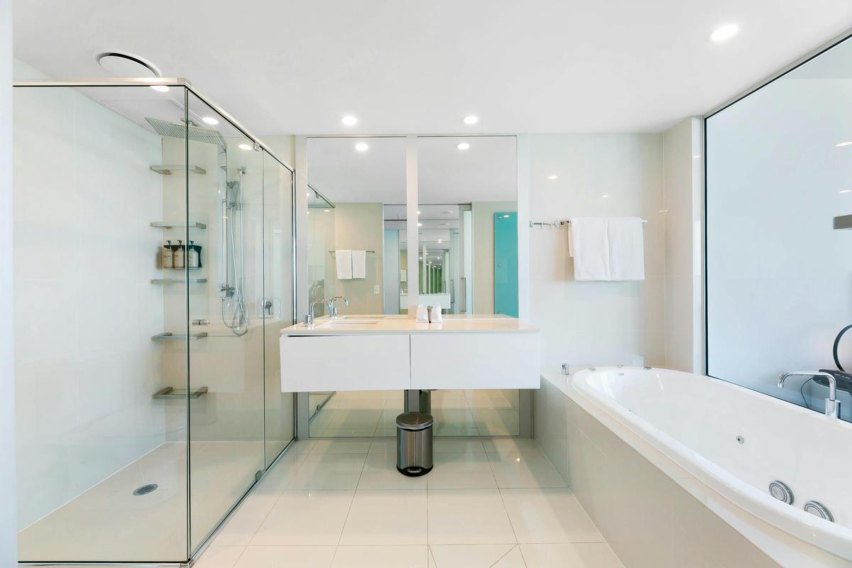 Level 19 Oceanfront Gem – Spacious Living & Endless Views - Q1 Surfers Paradise