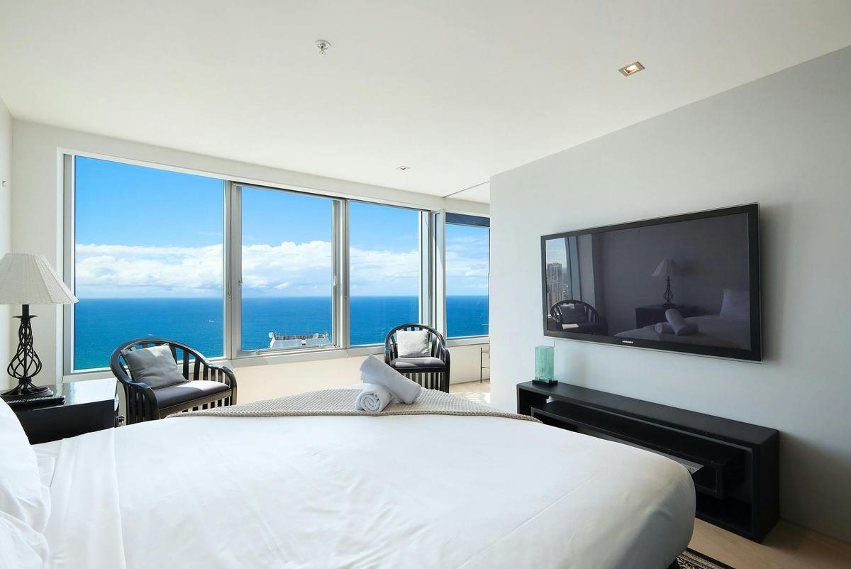 Level 49 Urban Chic 4-bedroom SkyHome – Q1 Surfers Paradise