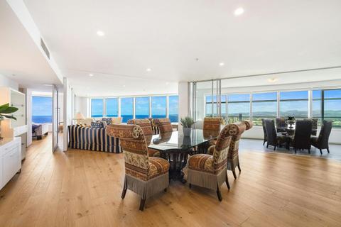 Family-Sized 4-bedroom Sub-Penthouse Level 62 with City and Ocean Views– Q1 Surfers Paradise