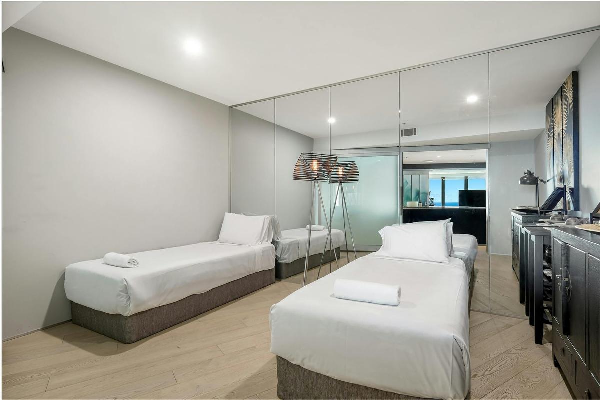Level 49 Urban Chic 4-bedroom SkyHome – Q1 Surfers Paradise