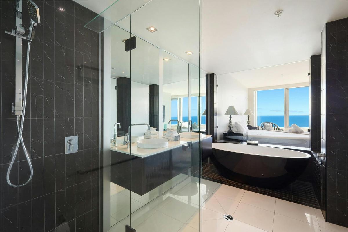Level 49 Urban Chic 4-bedroom SkyHome – Q1 Surfers Paradise