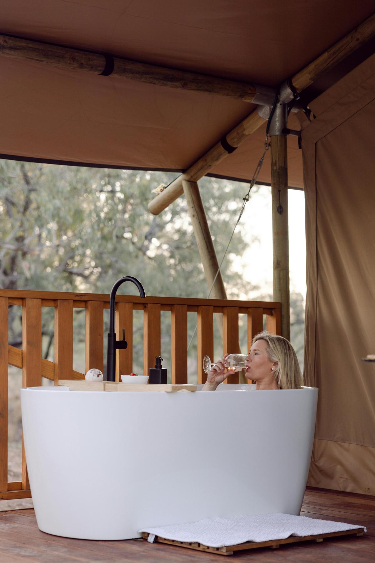 Outdoor bath tub