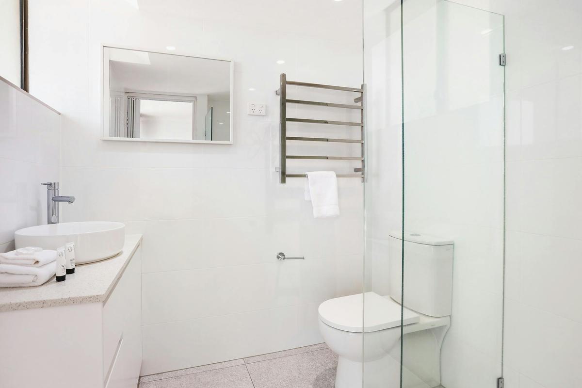 Master ensuite with shower - Seacrest 11a - Gold Coast Holidays - Surfers Paradise Queensland