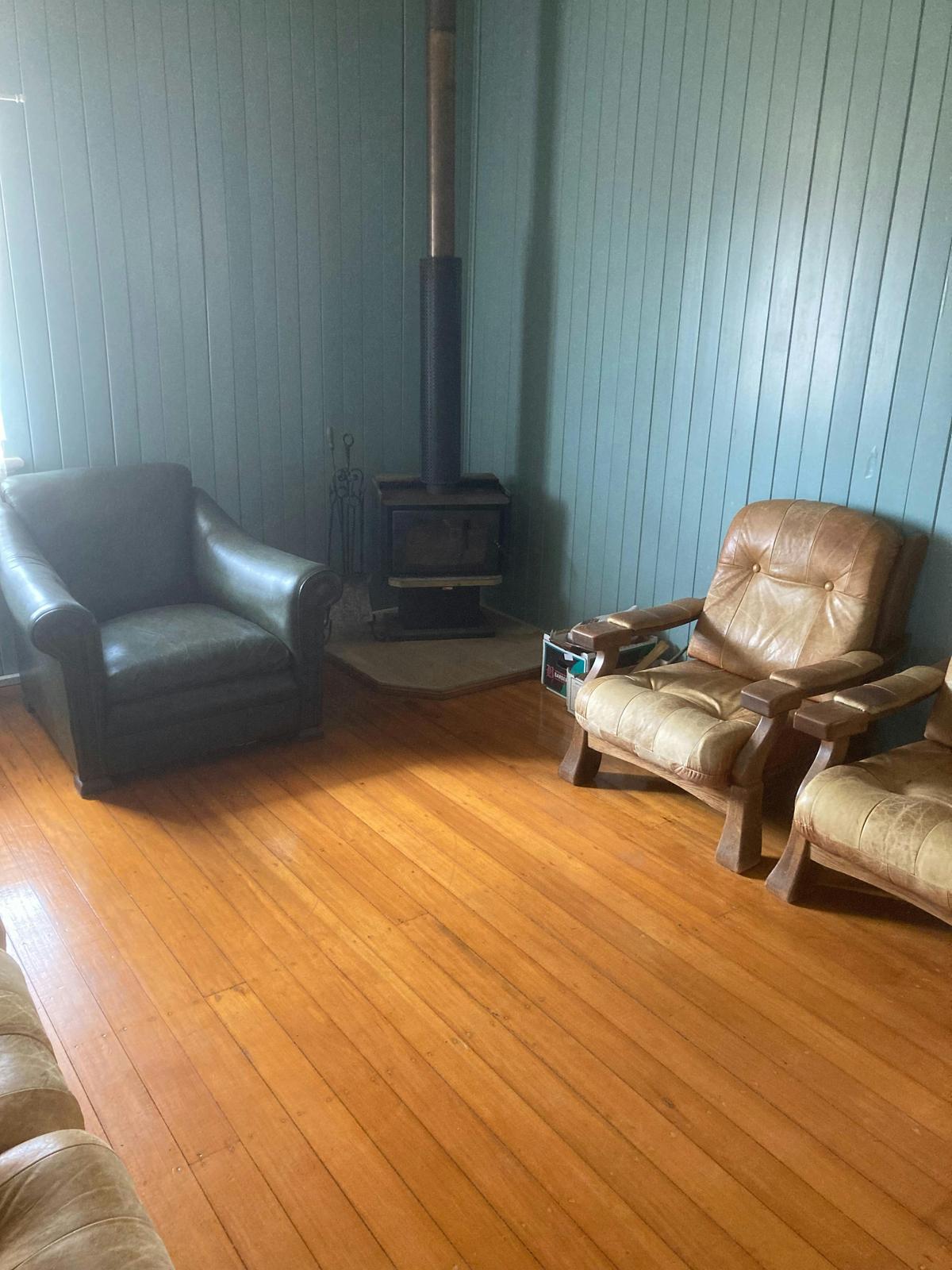 COTTAGE LOUNGE AND FIRPLACE