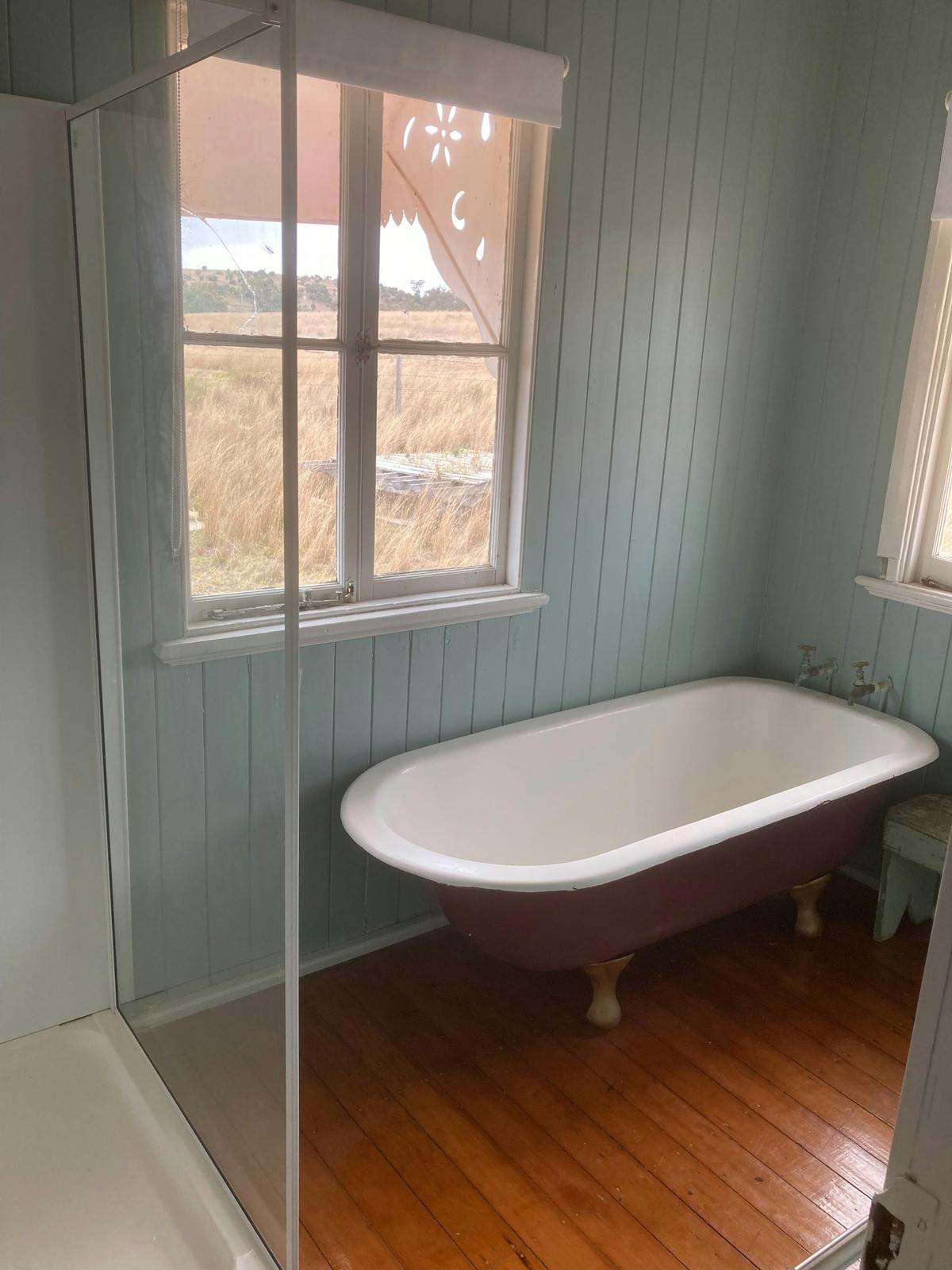 VERDELHO COTTAGE BATHROOM AND SHOWER
