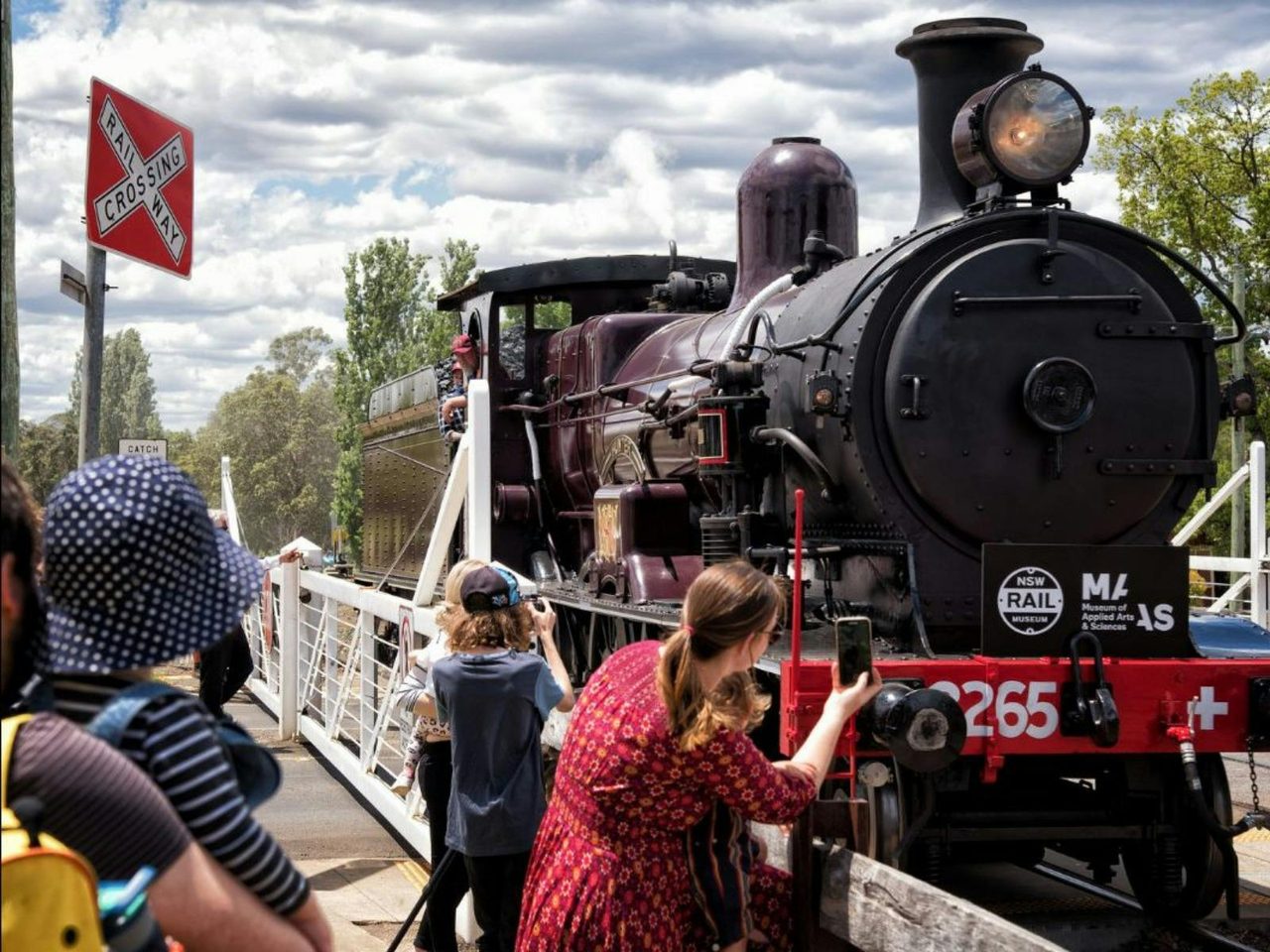 Locomotive 3265 arriving at Thirlmere Station