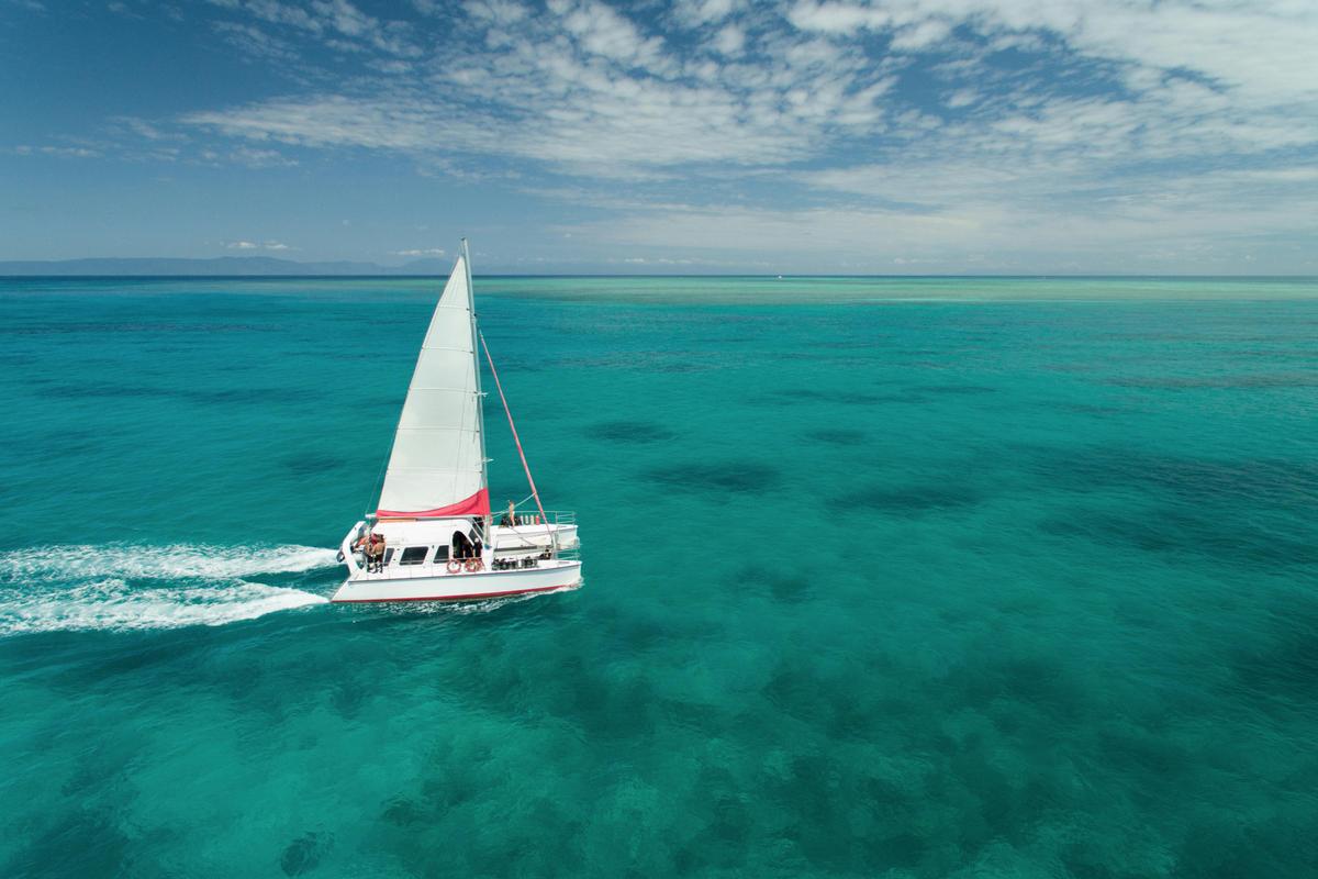 Sail away to Upolu Reef with Reef Daytripper
