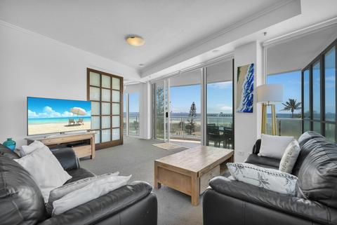 3 Bedroom Beach View - Reflection on the Sea