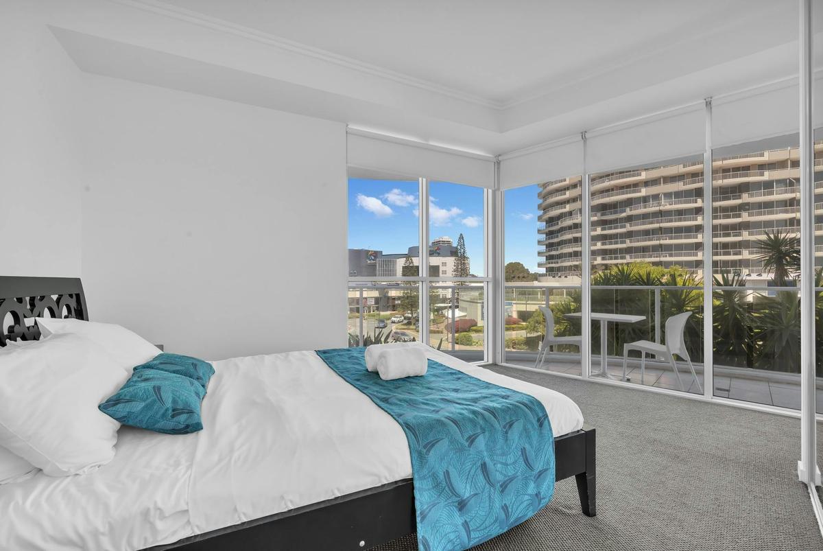 3 Bedroom Beach View - Reflection on the Sea