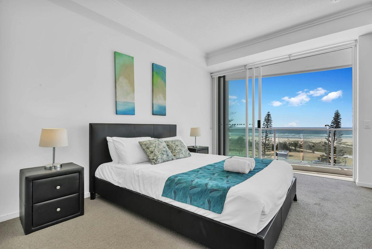 3 Bedroom Beach View - Reflection on the Sea