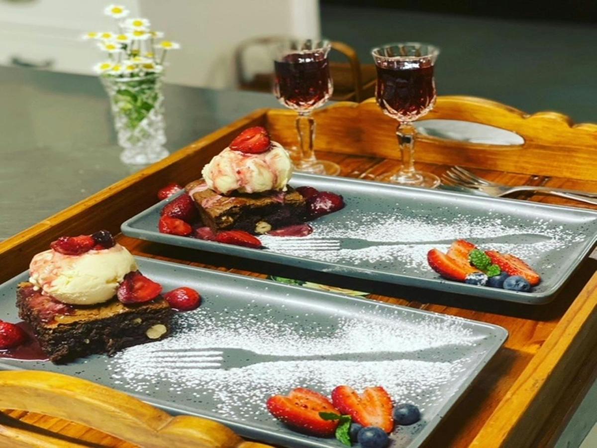 Sabos - Dessert is served