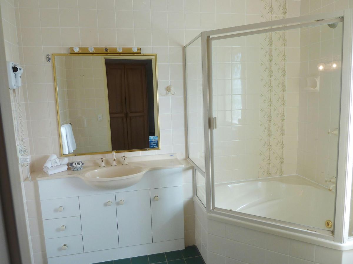 Queen Spa Room