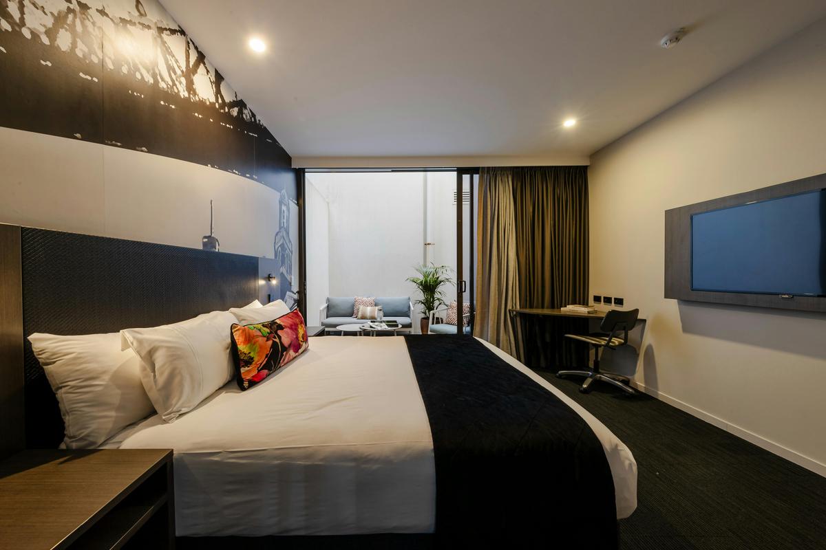 Superior Queen Courtyard Room
