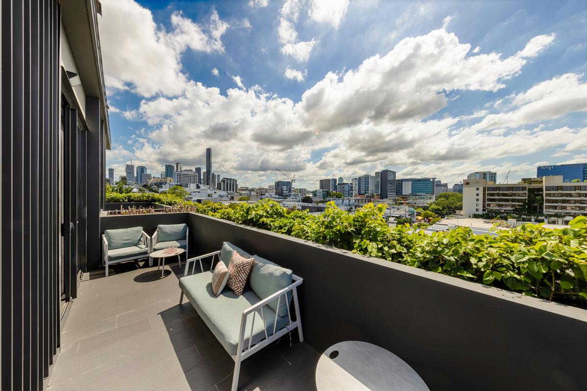 Deluxe King City View Room