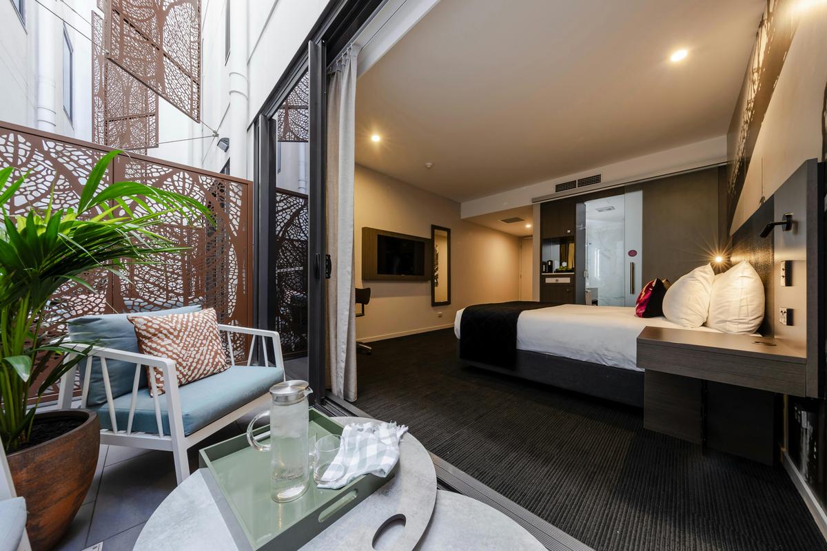 Superior Queen Courtyard Room