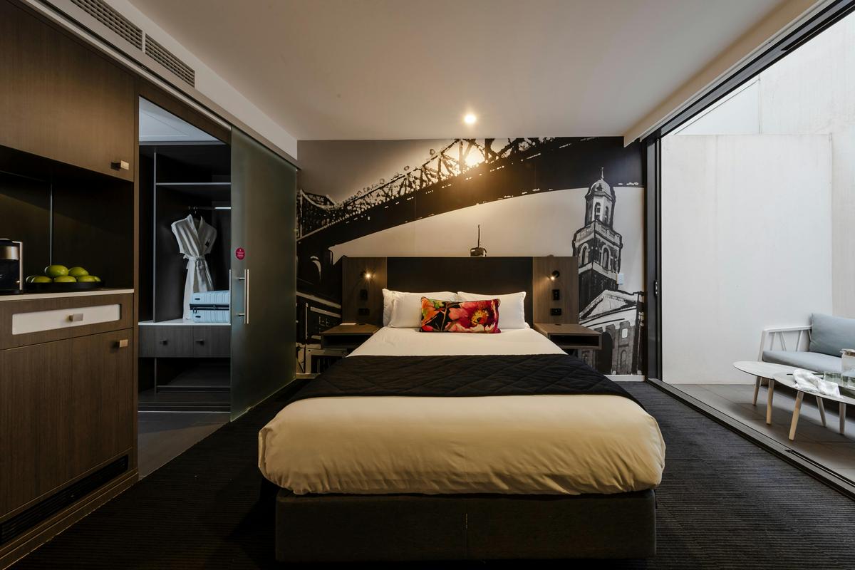 Superior Queen Courtyard Room