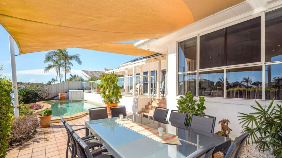 Spacious Canal Home With Pontoon!
