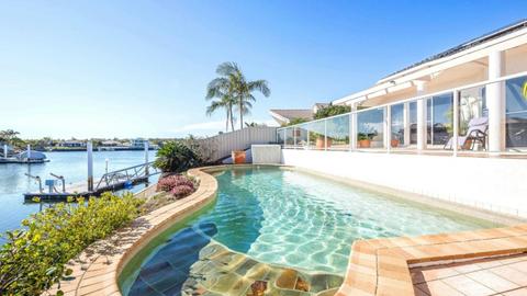 Spacious Canal Home With Pontoon!
