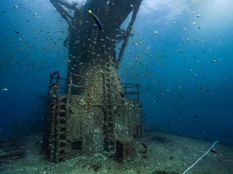 Wreck Dive on the HMAS Brisbane