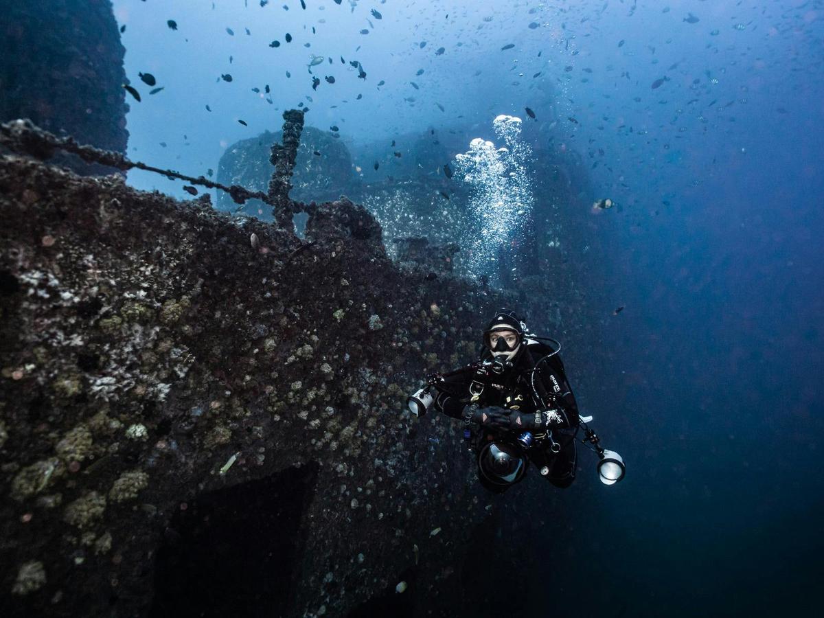 Wreck Dive on the HMAS Brisbane