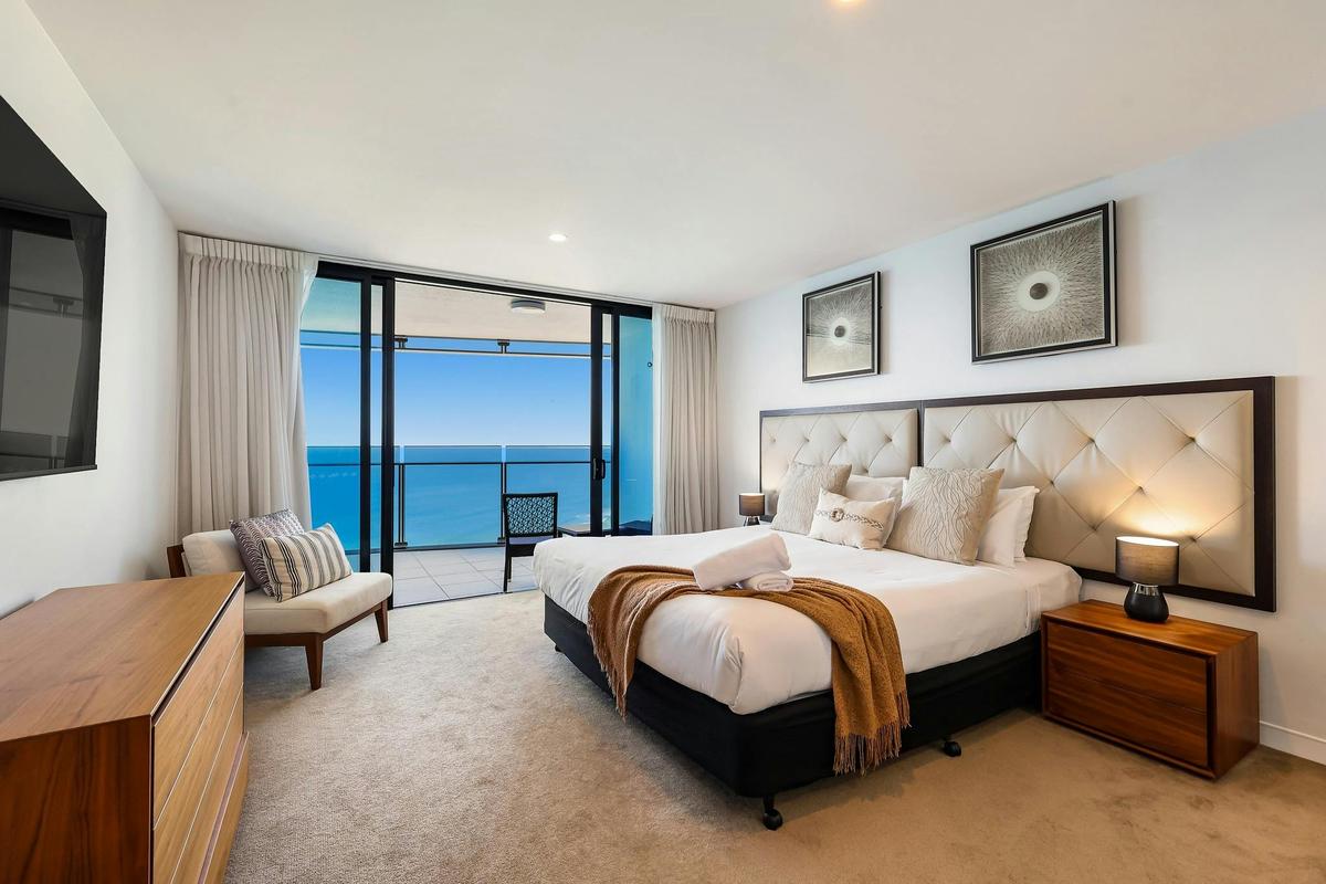 Second bedroom with King bed, balcony access with ocean view, ensuite with bath tub - Soul Peppers