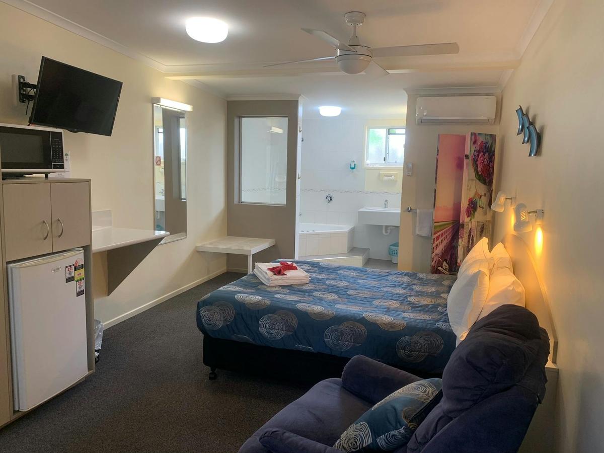 Shady Rest Motel Queen Deluxe with Spa