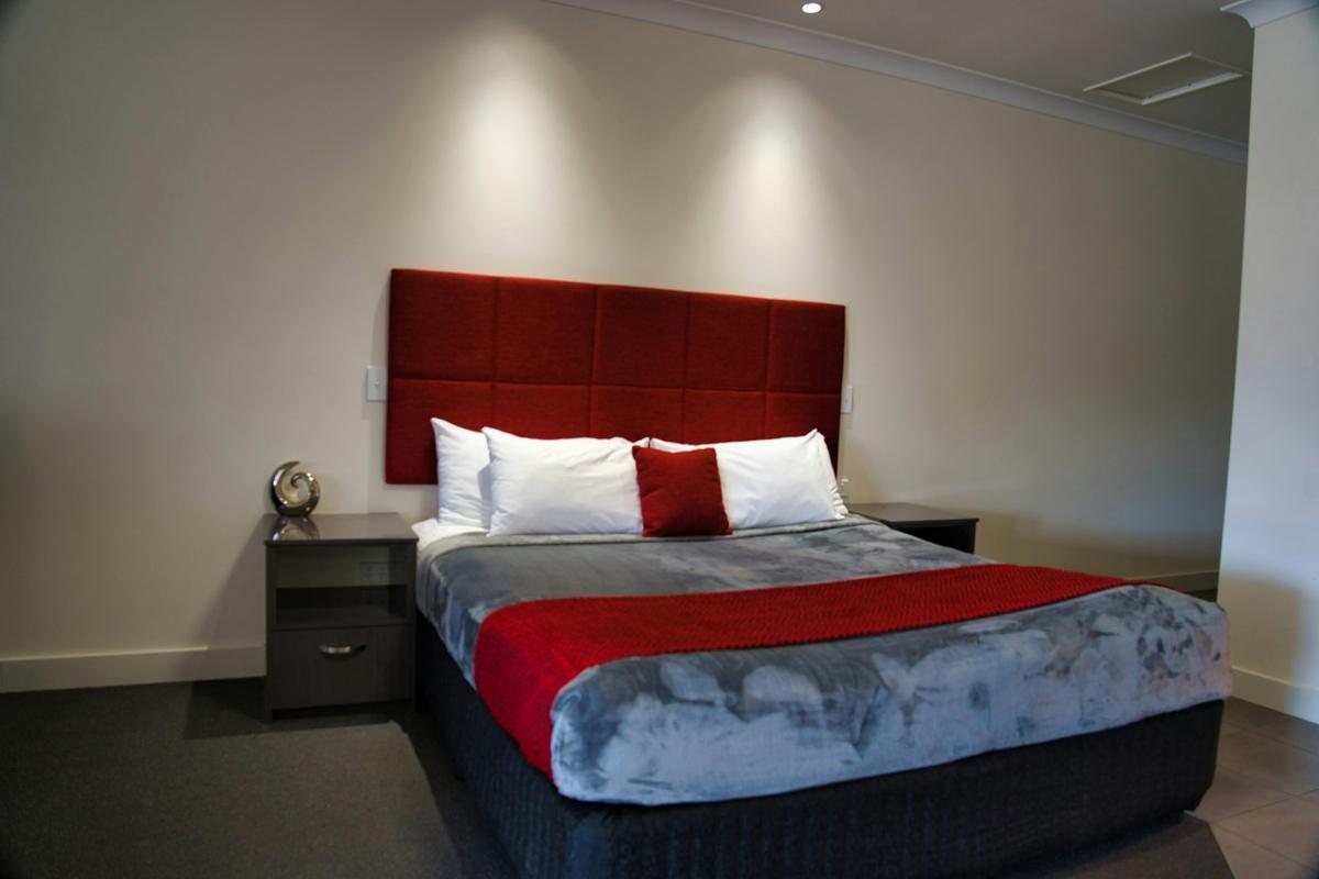 king bed bedroom