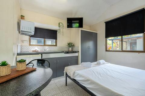 Budget Coconut Cabin - Shared Bathroom