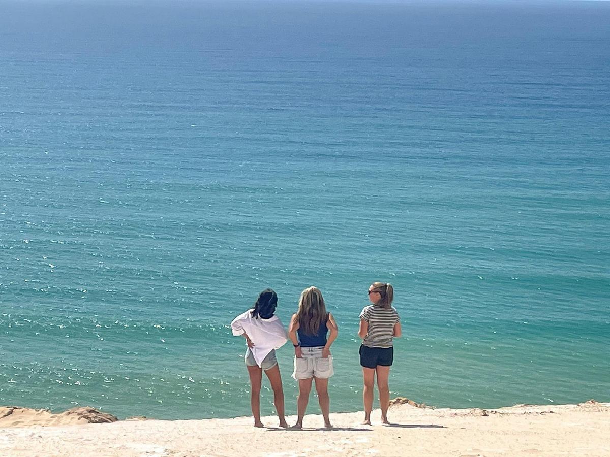 Sunny Jeeps - 3 girls at Carlo Sand Blow looking over the ocean