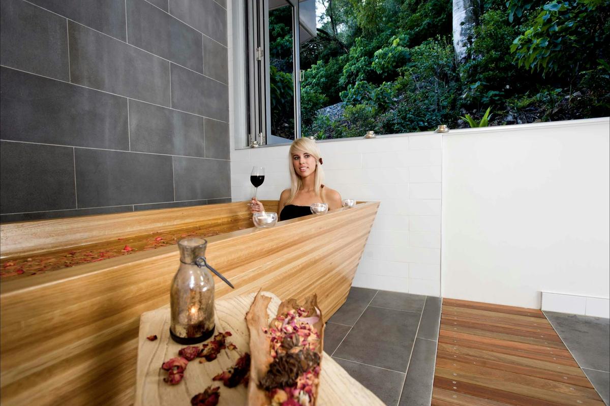 Wooden bath for relaxing bath therapy's