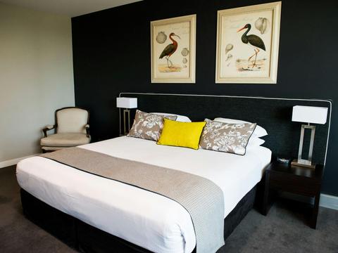Springfield Lakes Hotel