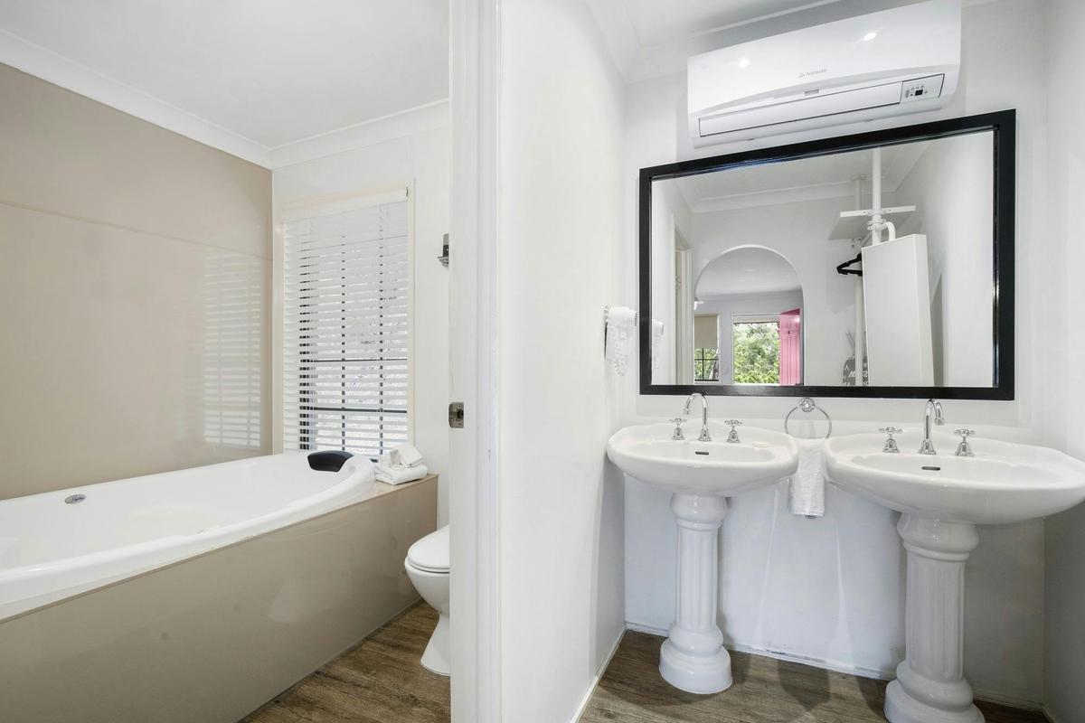 Colonial Spa Room