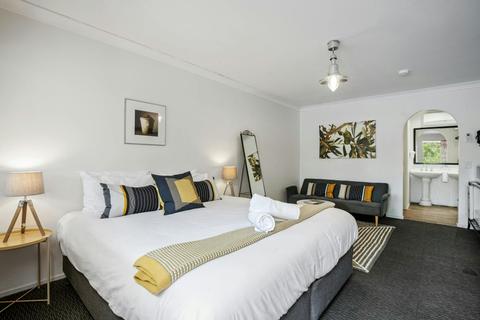 Colonial Spa Room