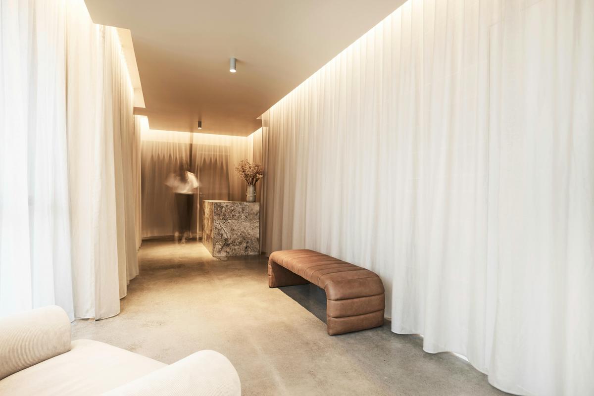 You will be welcomed by tranquil scents and sounds in the reception area