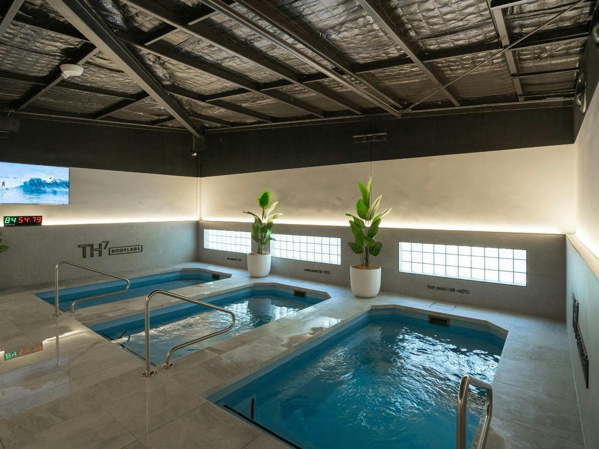 Contrast therapy pools