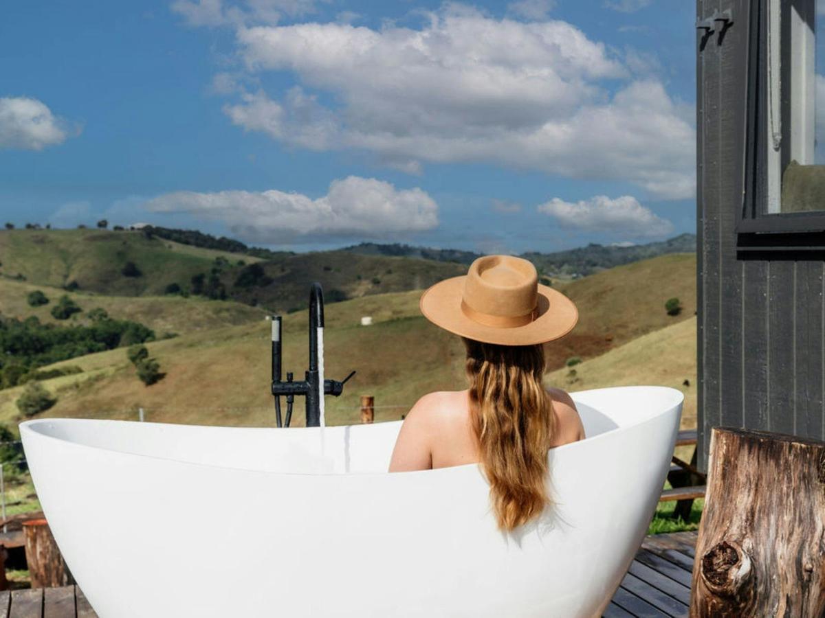 Outdoor bathtub