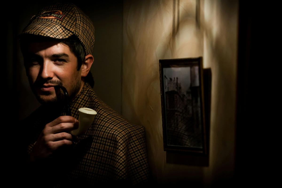 Play as a detective solving the mystery and escape the room